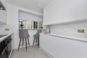 Fridge, microwave, stovetop, dishwasher - 3 Bed- Buckingham Palace (London)