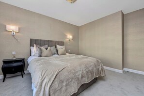 Unclassified image, 5 of 11, button - 3 Bed- Buckingham Palace (London)