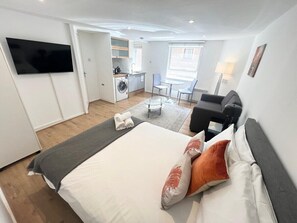 1 bedroom, iron/ironing board, WiFi, bed sheets - Central London Studio Apartment! (St. James's)
