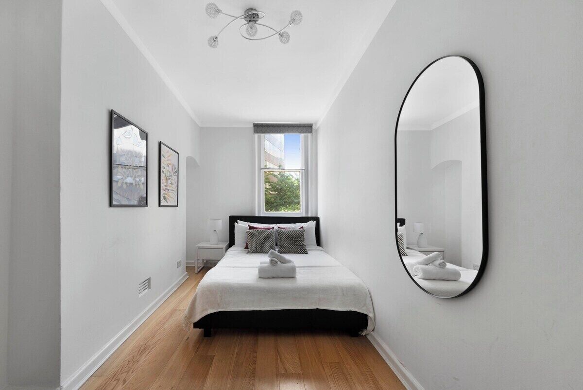 2 habitaciones, tabla de planchar con plancha, wifi y ropa de cama 