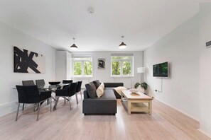 TV - 2 Bed Apartment- Finsbury Park Station (B) (London)
