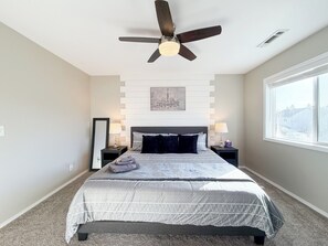 3 bedrooms, iron/ironing board, travel crib, free WiFi - Comfortable Family Home for Extended Stays (Dundee)