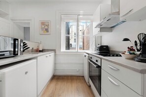 Fridge, microwave, oven, stovetop - 2 Bed Piccadilly Apartment (3) (St. James's)