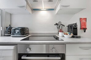 Fridge, microwave, oven, stovetop - 2 Bed Piccadilly Apartment (3) (St. James's)