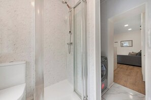Towels - 2 Bed Piccadilly Apartment (3) (St. James's)