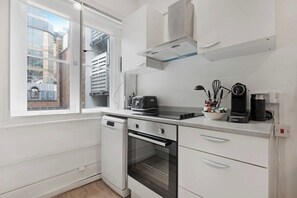 Fridge, microwave, oven, stovetop - 2 Bed Piccadilly Apartment (3) (St. James's)