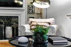 TV - 2 Bed Apartment- Mayfair (5) (London)