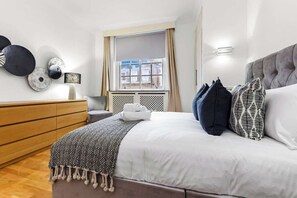 Unclassified image, 3 of 25, button - 2 Bed Apartment- Mayfair (5) (London)