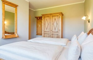 2 bedrooms, travel crib, WiFi