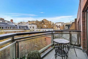 Outdoor dining - Mayfair Apartment with Balcony- 2 Bed & 2 Bath (London)