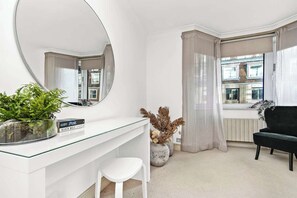 Interior - Mayfair Apartment with Balcony- 2 Bed & 2 Bath (London)