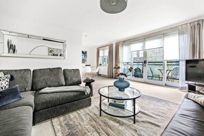 TV - Mayfair Apartment with Balcony- 2 Bed & 2 Bath (London)