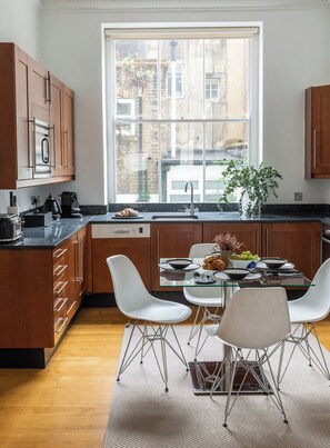 Fridge, microwave, oven, stovetop - 3 Bed- Central London- Private Garden (London)