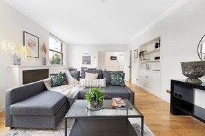TV - Mayfair Mews Apartment- 2 Bed (1) (London)