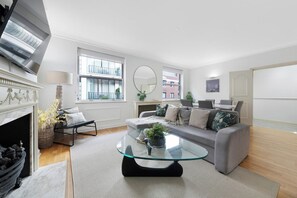 Unclassified image, 3 of 32, button - Mayfair Mews Apartment- 2 Bed (3) (London)