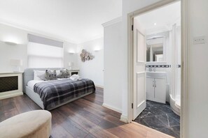 3 bedrooms, iron/ironing board, WiFi, bed sheets - Mayfair Mews Apartment- 2 Bed (3) (London)