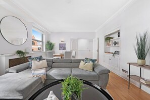 Unclassified image, 2 of 31, button - Mayfair Mews Apartment- 2 Bed (4) (London)