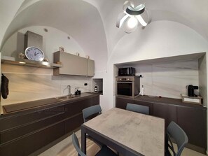Fridge, microwave, oven, dishwasher - Casa della Nonna - One Bedroom House, Sleeps 4 (Castrignano del capo)
