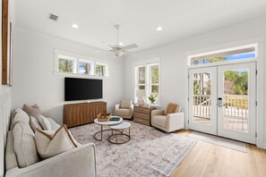 Smart TV - Coastal 30A Retreat - 4BR - Sleeps 8 - Walk to Beach (Santa Rosa Beach)