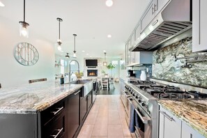 Fridge, microwave, oven, stovetop - Grand 5BD Tri-Level Home with Bay Views Garage Parking AC & Large Patio! (San Diego)