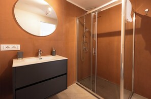 Shower, hair dryer, bidet, towels - Pindaro House by Ortigia Apartments (Syracuse)