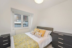 3 bedrooms, iron/ironing board, WiFi, bed sheets - 2 Bed Apartment- Finsbury Park Station (C) (London)