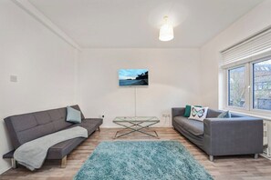 TV - 2 Bed Apartment- Finsbury Park Station (C) (London)