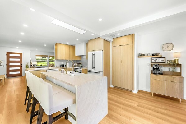 Fridge, microwave, oven, stovetop - Perfect for Families, Lrg Back Yard, Firepit W/ AC, Stunning! (San Diego)