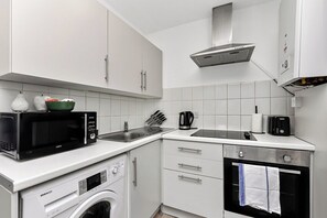 Kylskåp, mikrovågsugn, ugn och spishäll