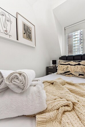 2 bedrooms, iron/ironing board, WiFi, bed sheets - 1 Bed Apartment- Finsbury Park (D) (London)