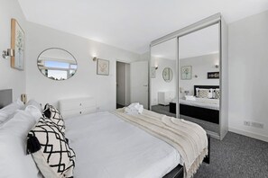 3 slaapkamers, een strijkplank/strijkijzer, wifi, beddengoed
