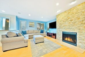 TV, fireplace - Great for Families,Amazing Rooftop Deck,Walk 2 Beach W/AC + Parking! (San Diego)
