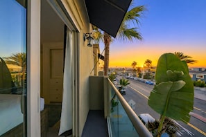 Property grounds - Great for Families,Amazing Rooftop Deck,Walk 2 Beach W/AC + Parking! (San Diego)