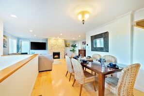 Dining - Great for Families,Amazing Rooftop Deck,Walk 2 Beach W/AC + Parking! (San Diego)