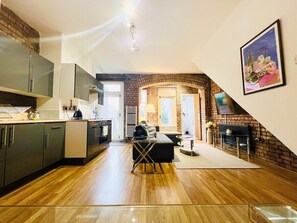 TV - 2 Bed Garden Flat- Highgate (London)