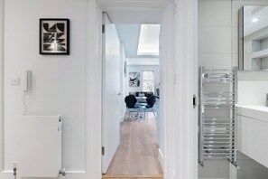 Interior - Modern 1 Bed Apartment- Kings Cross Station (London)
