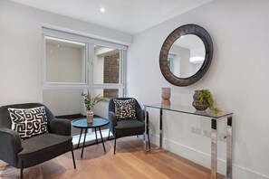 Interior - Modern 1 Bed Apartment- Kings Cross Station (London)