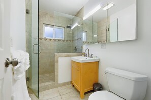 Hair dryer, towels - Amazing Location, Walk to Beach and Restaurants W/ Parking! (San Diego)