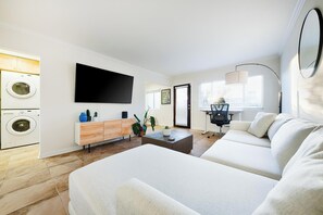 TV - Amazing Location, Walk to Beach and Restaurants W/ Parking! (San Diego)