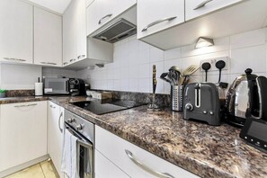 Fridge, microwave, oven, stovetop - 1 Bed Apartment- Marble Arch (5) (London)