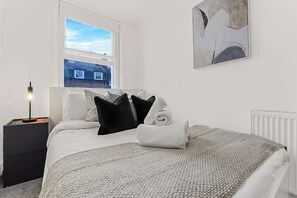 2 bedrooms, iron/ironing board, WiFi, bed sheets - 1 Bed Apartment- Marble Arch (5) (London)