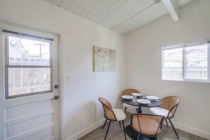 Dining - NEW 30+ Day RENTAL!  Charming 2BD in Clairemont with Yard BBQ Grill W/D +Garage!---- (San Diego)