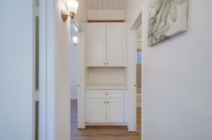 Interior - NEW 30+ Day RENTAL!  Charming 2BD in Clairemont with Yard BBQ Grill W/D +Garage!---- (San Diego)