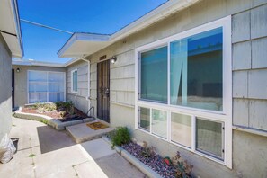 Exterior detail - NEW 30+ Day RENTAL!  Charming 2BD in Clairemont with Yard BBQ Grill W/D +Garage!---- (San Diego)