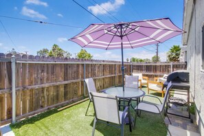 Outdoor dining - NEW 30+ Day RENTAL!  Charming 2BD in Clairemont with Yard BBQ Grill W/D +Garage!---- (San Diego)