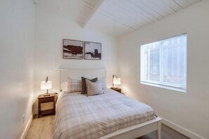 2 bedrooms, iron/ironing board, WiFi, bed sheets - NEW 30+ Day RENTAL!  Charming 2BD in Clairemont with Yard BBQ Grill W/D +Garage!---- (San Diego)