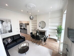 Unclassified image, 2 of 25, button - Large 3 Bed / 3 Bath Apartment- Central London (London)