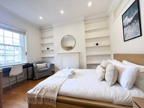 4 bedrooms, iron/ironing board, WiFi, bed sheets - Large 3 Bed / 3 Bath Apartment- Central London (London)