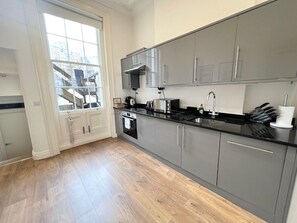 Fridge, microwave, oven, stovetop - Large 3 Bed / 3 Bath Apartment- Central London (London)