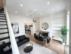 Unclassified image, 2 of 26, button - Large 3 Bed / 3 Bath Apartment- Central London (London)